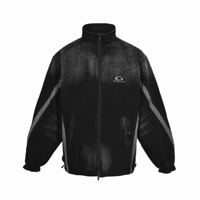 Balenciaga 巴黎世家 双面穿拼接牛仔冲锋衣夹克 特殊定织高密度梭织面料以及可炒牛仔面料 日本进口田岛刺绣机出品 成衣手擦高锰酸钾洗褪工艺 做旧自然 外