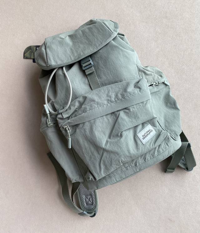 上新 ！双肩包！国家地理情侣款运动休闲双肩包。 尺寸：38*26*13.5 立体翻盖+卡扣设计，简约纯色高级到骨子里，背去写字楼是精致打工人，配卫衣牛仔裤秒变校