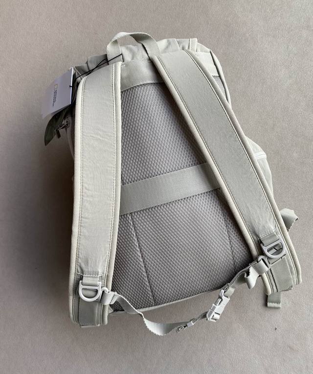 上新 ！双肩包！国家地理情侣款运动休闲双肩包。 尺寸：38*26*13.5 立体翻盖+卡扣设计，简约纯色高级到骨子里，背去写字楼是精致打工人，配卫衣牛仔裤秒变校