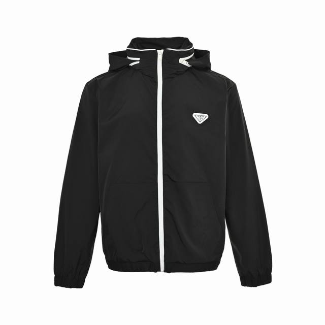 Prada 普拉达 三角徽标拉链连帽外套 面料采用全棉胚布定染 因面料有弹性的特殊原因 提前将面料进行高温蒸汽预缩 定型 裁剪下来的衣片尺寸更加精准 整件衣服完