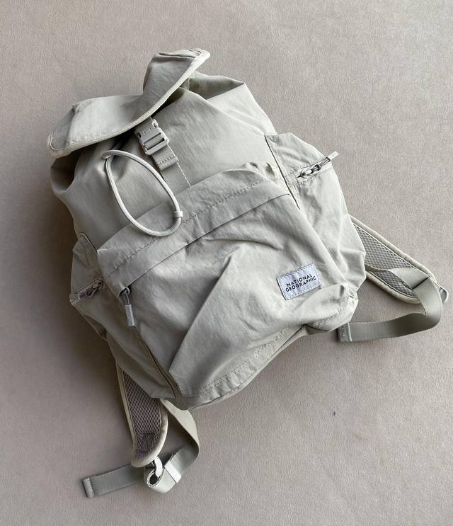 上新 ！双肩包！国家地理情侣款运动休闲双肩包。 尺寸：38*26*13.5 立体翻盖+卡扣设计，简约纯色高级到骨子里，背去写字楼是精致打工人，配卫衣牛仔裤秒变校