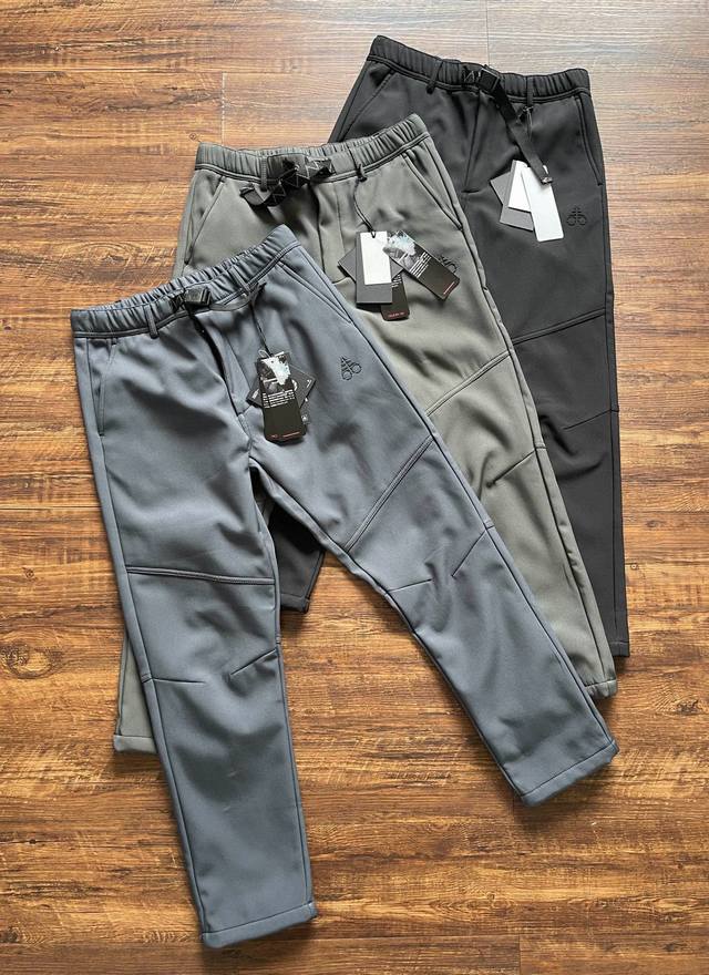 上新 再见剪刀手，秋冬超级好穿的一条裤子。 家属款防风防雨加绒软壳工装裤，物理结构自带微微的小弹力 ！！ 户外登山日常通勤多场景都适穿！男女同款～ 防风防水，抗