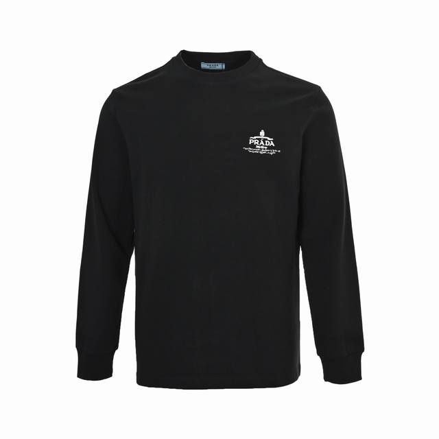 Prada 普拉达 25Fw 后背大Logo徽标签名刺绣长袖T恤 定织定染 水洗柔滑长绒棉、克重310克、最新专柜款，打底衫长袖 其基础款单品属于经典王牌之作，