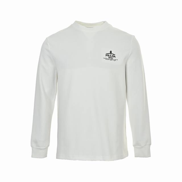 Prada 普拉达 25Fw 后背大Logo徽标签名刺绣长袖T恤 定织定染 水洗柔滑长绒棉、克重310克、最新专柜款，打底衫长袖 其基础款单品属于经典王牌之作，