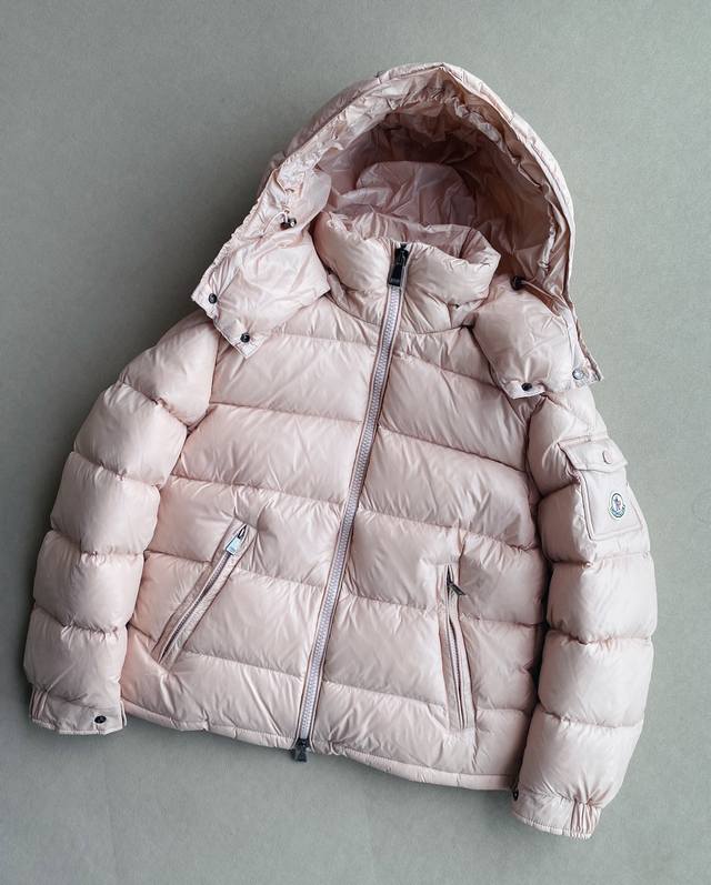 上新 Moncler 经典款玛雅情侣款新版 哑光 配色 连帽时尚 帽子可拆卸羽绒服 高蓬松度90白鸭绒不掺假 时尚先驱者 蒙口开启。 品名；玛雅情侣羽绒服 颜色