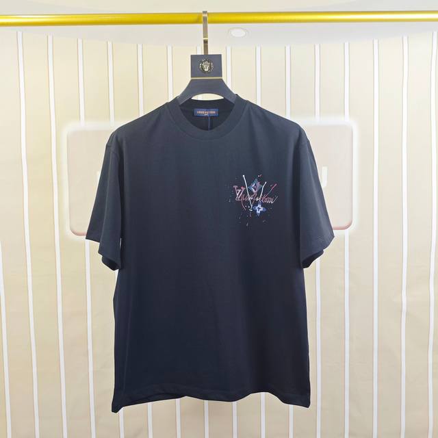 Lv 路易威登2025春夏新款原单男士圆领短袖速干T恤 专柜同步售卖 高端品质 高版本 Os版型阔版 爆款胸前后背印花Logo图案设计 定制进口双股100%纯棉