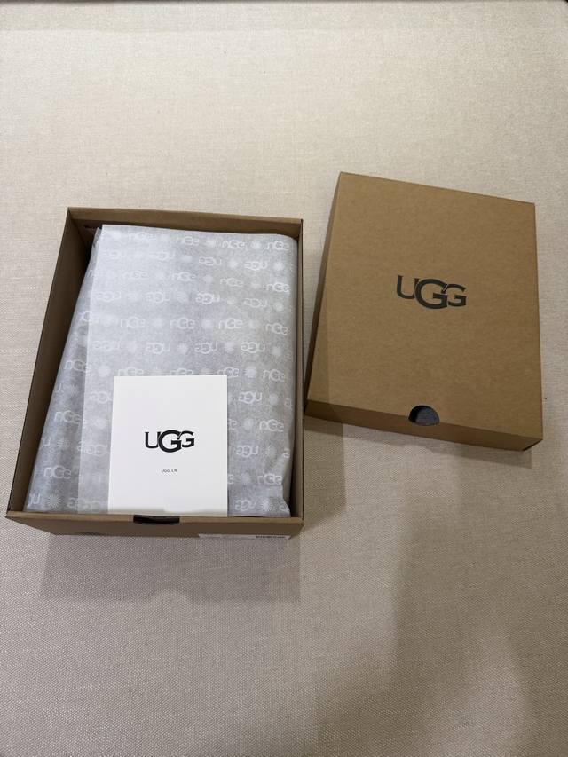 懂 Ugg 的都知道，核心灵魂在皮毛！！ 这双直接用上 By 级别高密度羊皮毛一体，作为给国际大牌供货的头部工厂P，隆丰的品控有多严苛不用多说。精选一岁内羔羊脊