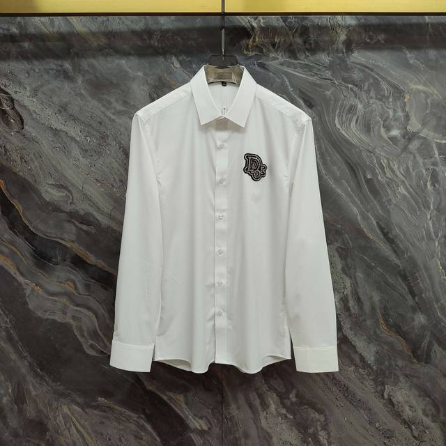 迪奥 Dior 2025Ss新款长袖 衬衫 衬衣，高端版本！专柜定制面料 透气舒适度高，细节无可挑剔，品牌元素设计理念，体现高品质。手感细腻柔软！呈现休闲裁剪，
