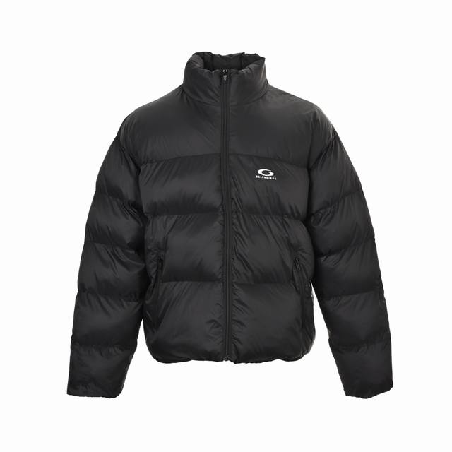 Balenciaga 巴黎世家 25Fw 圆环小标棉服外套 定制开发高支高密梭织面料，是其高级质感的基石，高支数意味着纱线极细，从而织出纹理细腻、触感丝滑的表面