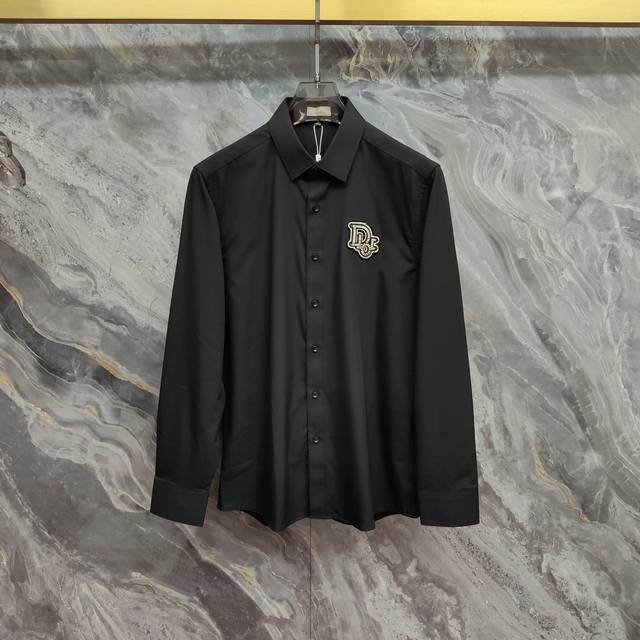 迪奥 Dior 2025Ss新款长袖 衬衫 衬衣，高端版本！专柜定制面料 透气舒适度高，细节无可挑剔，品牌元素设计理念，体现高品质。手感细腻柔软！呈现休闲裁剪，