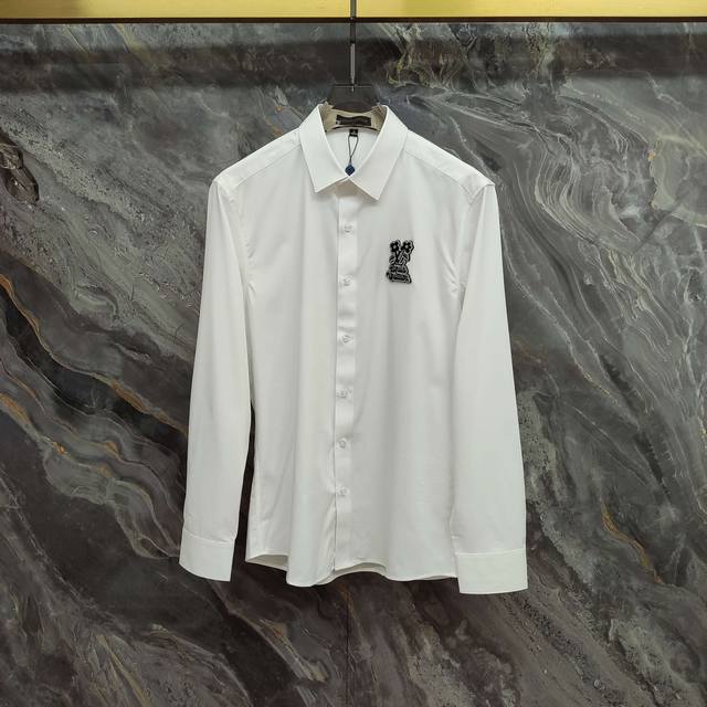 路易威登 Lv 2025Ss新款长袖 衬衫 衬衣，高端版本！专柜定制面料 透气舒适度高，细节无可挑剔，品牌元素设计理念，体现高品质。手感细腻柔软！呈现休闲裁剪，