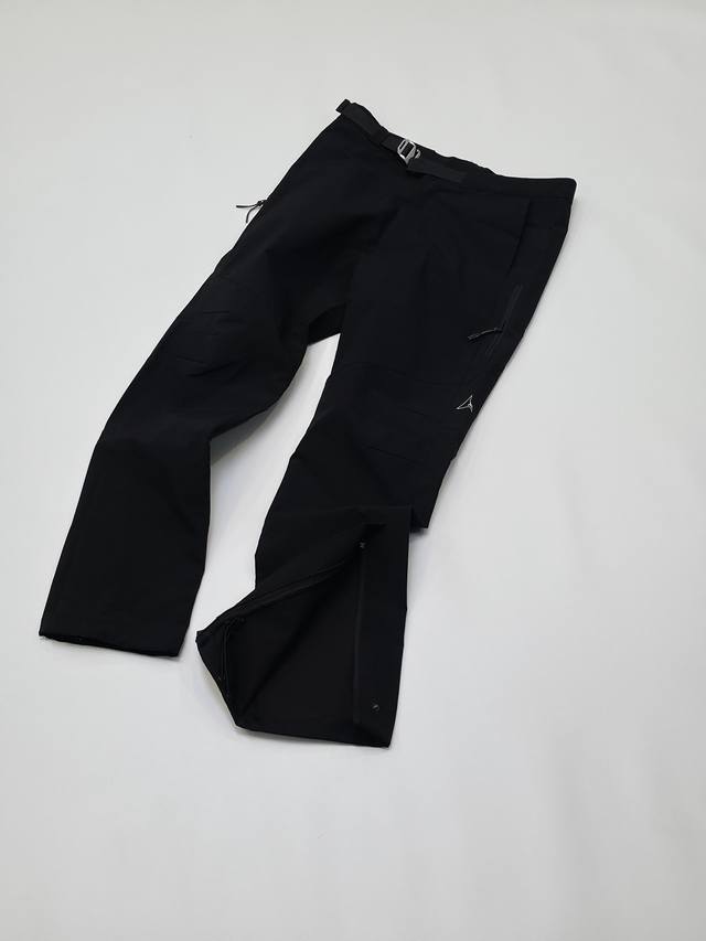 Roa Hiking Vibe风户外山系机能轻量化宽松直筒登山休闲长裤 防水单覆飘纱三合一面料 多裁片立体裁剪 裤脚拉链开合 轻量化防水拉链 金属五金带镭射Lo
