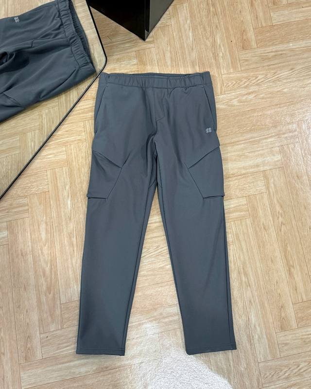 Kolon Sport可隆加绒工装口袋软壳裤防泼水防风耐磨透湿男士保暖V-Fit热压微锥长裤 专柜款号：Lhlp10Wn055 大身采用锦纶和氨纶混纺加绒面料，