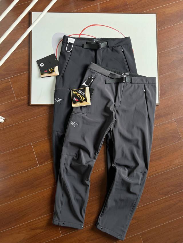 Arc'terxy-始祖鸟加绒加厚防水软壳冲锋裤 裤脚有开孔 户外都市机能，秋冬季防风防雨登山徏步加绒立裁卡扣直筒冲锋登山冲锋裤。男士加绒软壳冲锋裤 休闲裤 ，