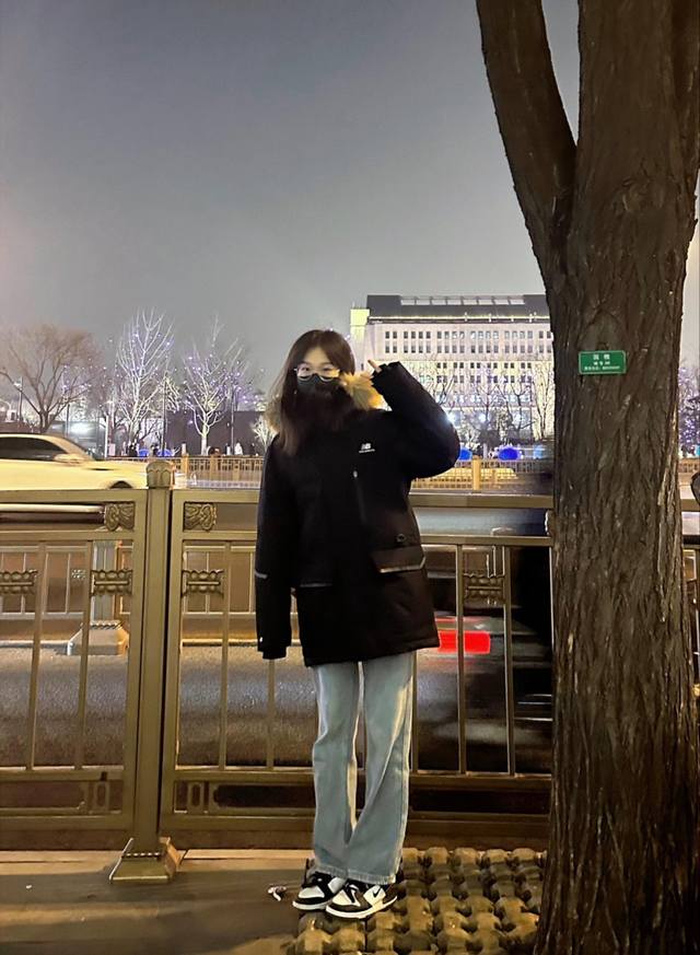 新百伦New Balance 纯色毛领连帽羽绒服 填充物: 选用 90 白鸭绒，其绒朵饱满，含绒量高达 90%，赋予羽绒服超凡保暖力。鸭绒纤维间留存大量静止空气