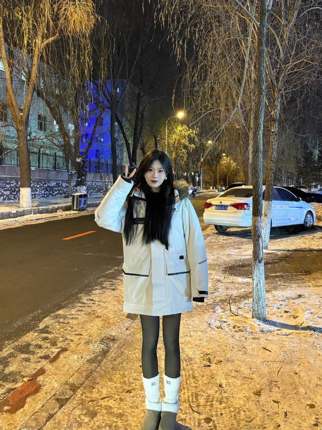 新百伦New Balance 纯色毛领连帽羽绒服 填充物: 选用 90 白鸭绒，其绒朵饱满，含绒量高达 90%，赋予羽绒服超凡保暖力。鸭绒纤维间留存大量静止空气