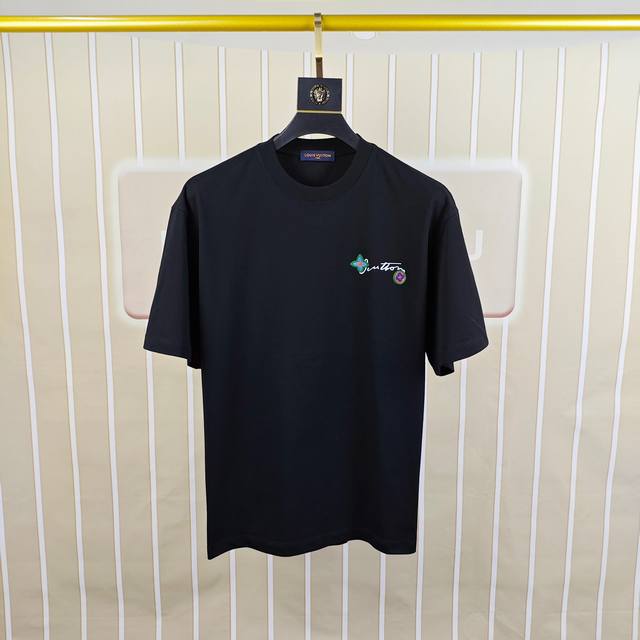 Lv 路易威登2025春夏新款原单男士圆领短袖速干T恤 专柜同步售卖 高端品质 高版本 Os版型阔版 爆款胸前背后印花Logo图案设计 定制进口双股100%纯棉