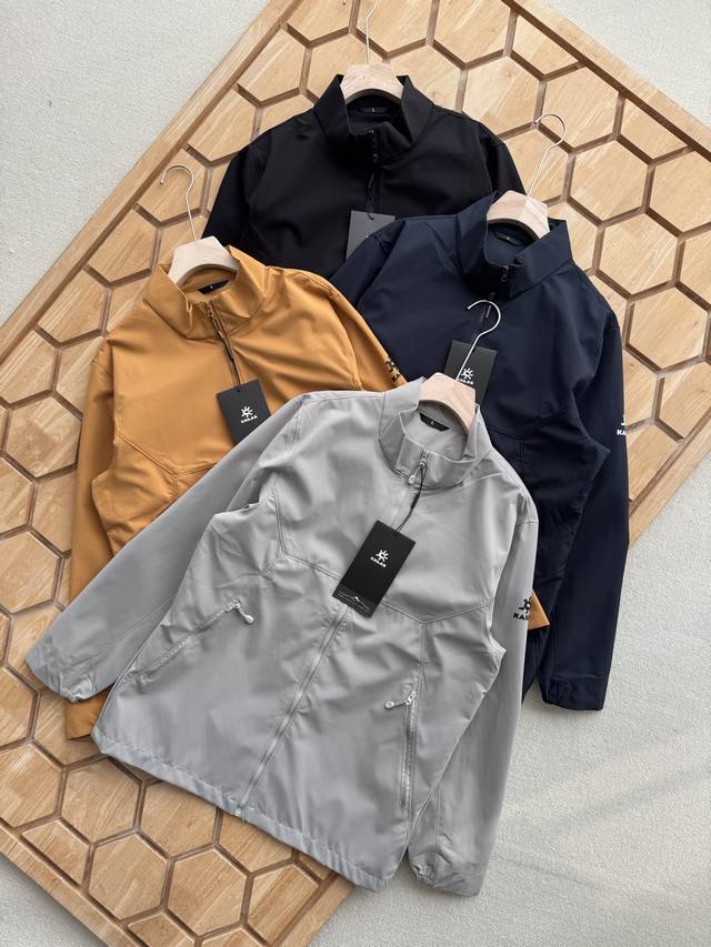 上新 凯乐石秋季新品，立领防风 情侣款轻量风衣夹克！ 尼龙涤纶双织布经。防水处理，耐磨，轻薄，中度保暖，防风挡雨。面料防风而透气，感觉舒适，轻薄而耐磨。其面料防