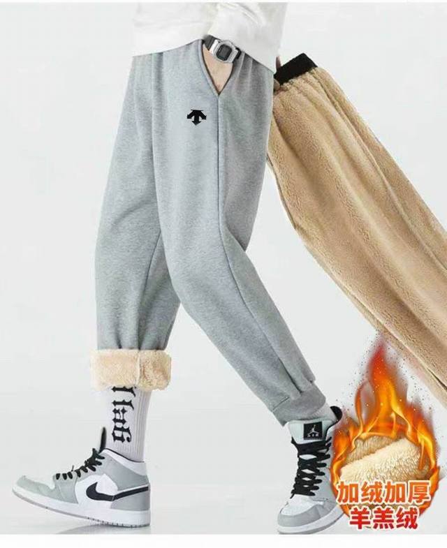Descente 迪桑特D家羊羔毛卫裤！再也不用穿的一层又一层了，一条裤子轻松过冬近期热卖款保暖裤，羊羔绒冬季加绒裤子，宽松收腿加厚保暖情侣休闲运动裤，上身版型