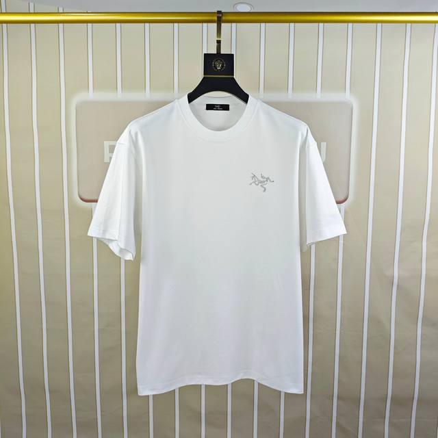 始祖鸟 2025春夏新款原单男士圆领短袖T恤 专柜同步售卖 高端品质 高版本 Os版型阔版 爆款定制进口双股100%纯棉面料 胸前后背印胶字母Logo设计 手感 始祖鸟 2025春夏新款原单男士圆领短袖T恤 专柜同步售卖 高端品质 高版本 Os版型阔版 爆款定制进口双股100%纯棉面料 胸前后背印胶字母Logo设计 手感