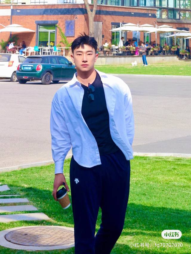 Descente迪桑特综训运动防水软壳加绒男士冲锋裤 1软壳加绒冲锋裤，户外人的冬日福音来啦！防风、防水、保暖性能通通在线，无惧凛冽寒风与毛毛细雨 。加绒内里柔