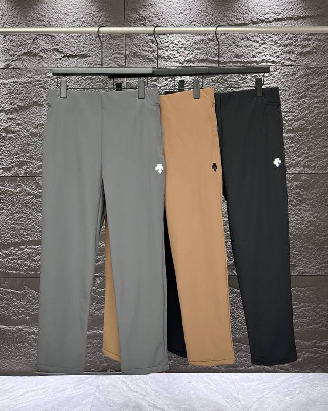 Descente迪桑特综训运动防水软壳加绒男士冲锋裤 1软壳加绒冲锋裤，户外人的冬日福音来啦！防风、防水、保暖性能通通在线，无惧凛冽寒风与毛毛细雨 。加绒内里柔