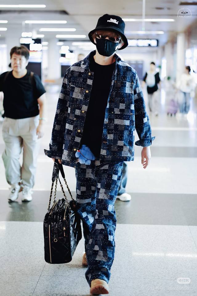 品名：Lv 24Ss秋冬新款 李昊 明星同款定制提花老花牛仔面料长袖衬衫夹克外套 版型；宽松 面料：定制提花牛仔面料 颜色： 图片色 尺码M-L-Xl 胸围 衣