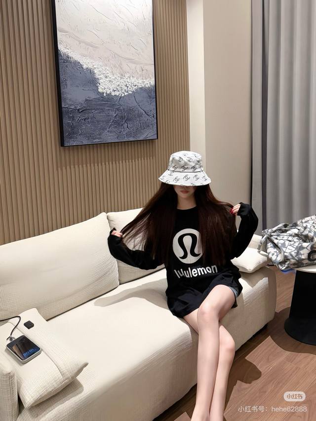 高品质 品名：Lululemom 24Ss 新款厚板硅胶Logo印花 宽松男女同款圆领纯棉长袖T恤 版型；宽松版 面料：330G全棉精梳棉 颜色：黑色 尺码M-