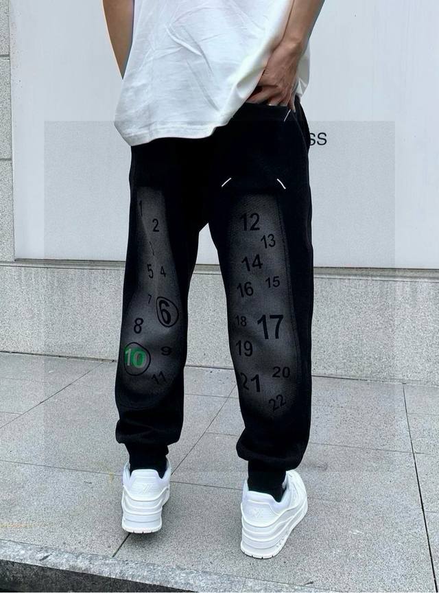 品名： Maison Margiela Mm6 马吉拉 23Ss秋冬新款 口袋Logo四角标 休闲宽松抽绳长裤 版型：宽松 面料：毛圈 320Kg 颜色；黑色