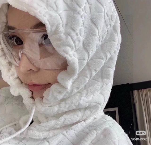 高品质 品名：Dior 迪奥 字母提花立体连帽长袖宽松卫衣 男女同款 面料： 提花毛巾面料 颜色：白色-黑色 尺码M-L-Xl 衣长 胸围 肩宽 M 73 11