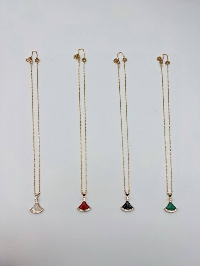 Bvlgari宝格丽Diva小裙子项链，扇形贝母项链。 高品质，专柜原版开模。1：1复刻 高度还原，配全套包装，代购版本。 魅力四射的精致吊坠饰以扇形图案,从罗