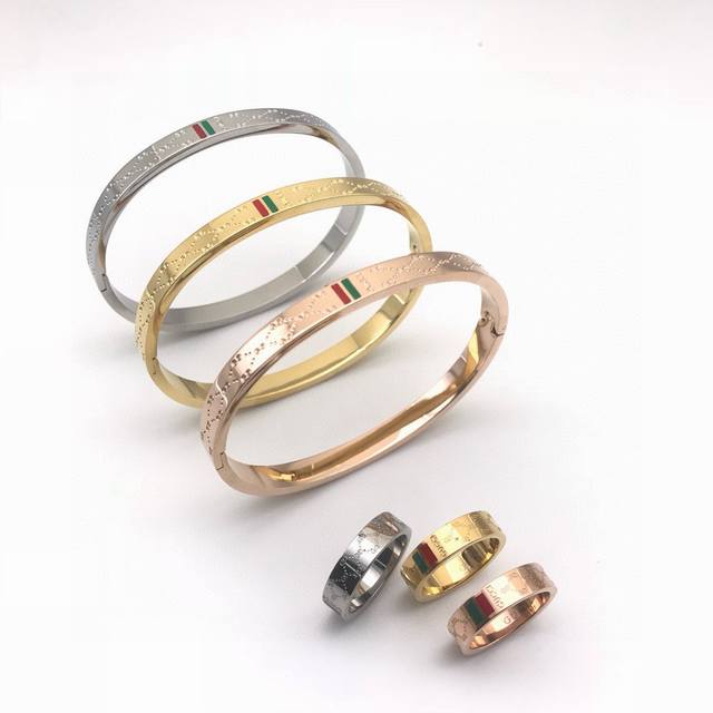 Gucci 古驰红绿标手镯 酷酷的酷奇戒指上除了镌刻品牌Logo ，还有两杆标志性的红绿标 ，可以做情侣对戒。 钛钢精工打造，经久不掉色，对版专柜， 全套包装，