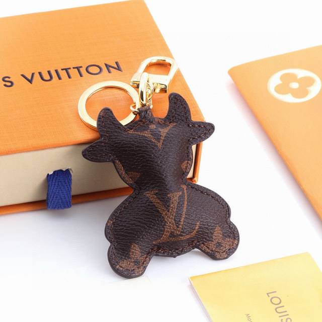 Lv路易威登经典老花小牛挂饰 不仅可以做钥匙扣还可以做包包挂饰、汽车摆件 除了丑萌可爱以外，老花的外观绝对是满满的高级感！ 还在觉得包包有点单调吗？ 配上这只小