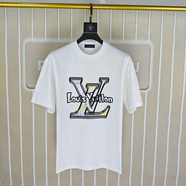 Lv 路易威登2025春夏新款原单男士圆领短袖速干T恤 专柜同步售卖 高端品质 高版本 Os版型阔版 爆款胸前印花Logo图案设计 定制进口双股100%纯棉面料