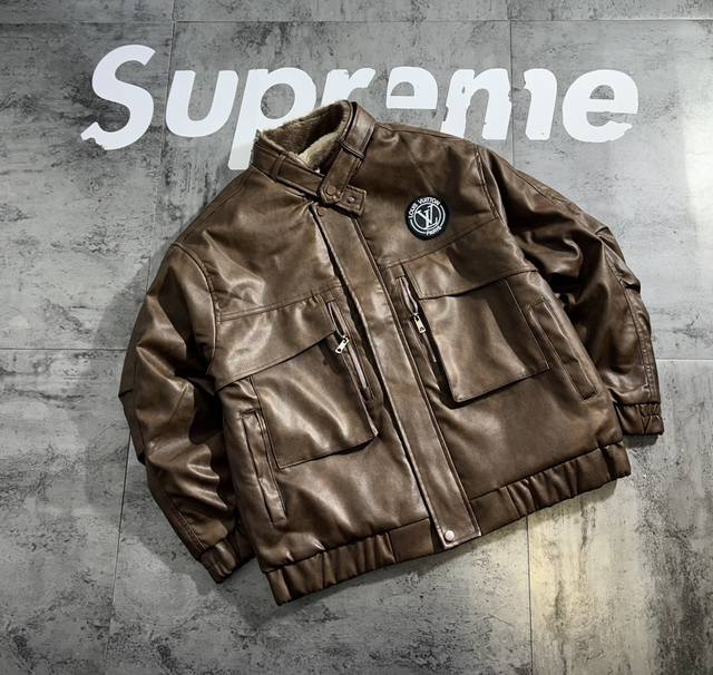 Lv复古限定重磅机车情侣外套 面料采用皮衣毛一体面料 透气 抗皱 还原原版顶级品质 刺绣立体饱满 品质超赞 绝对不起球 不缩水 品质保证 情侣款