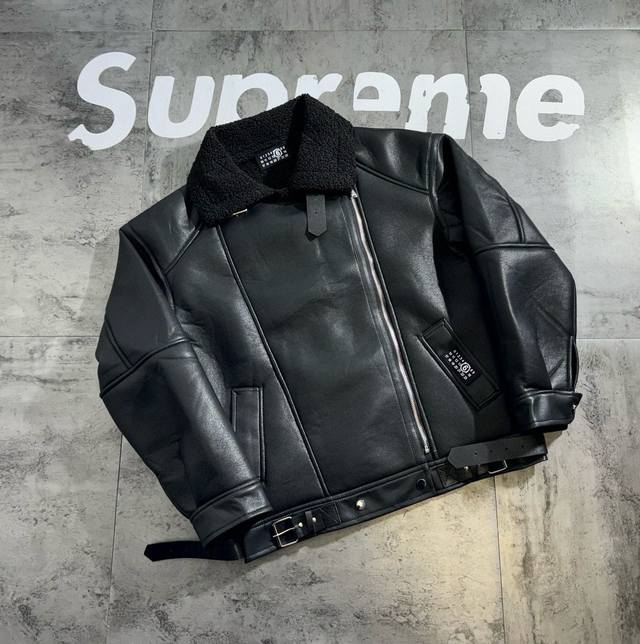 马吉拉复古限定重磅机车情侣外套 面料采用麂皮绒羊羔绒一体面料 透气 抗皱 还原原版顶级品质 刺绣立体饱满 品质超赞 绝对不起球 不缩水 品质保证 情侣款