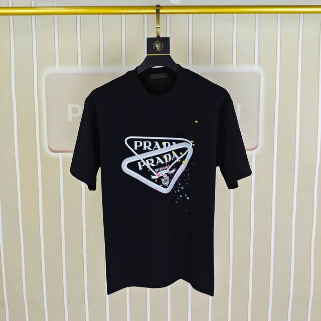 Ada 普拉哒2025春夏新款原单男士圆领短袖T恤 专柜同步售卖 高端品质 高版本 Os版型阔版 爆款胸前印花Logo工艺设计 定制进口双股100%纯棉面料 手