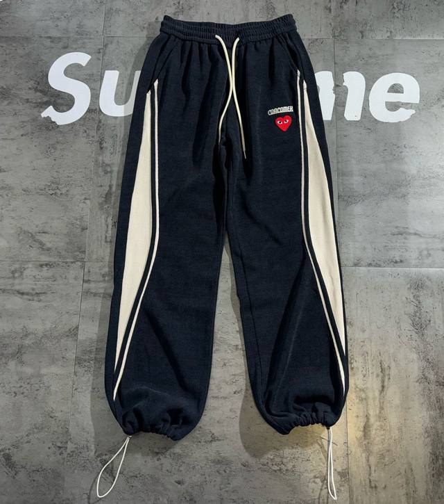 加绒款 Play 秋款拼接款情侣运动长裤 面料 透气 舒适 面料特性 版型立体 不松垮 原版比一比复刻版型 上身效果非常好 三标齐全 品质一流 情侣款 颜色 藏