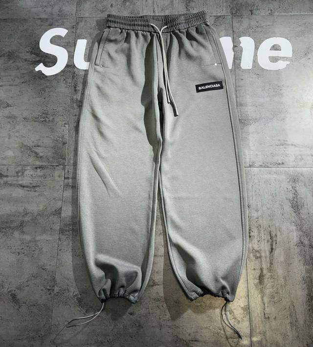 巴黎世家刺绣拼接秋款双色情侣长裤 简约复古 潮人必备 百搭 质感到位 品质一流 原版一比一复刻 面料采用运动棉面料 手感非常舒适 版型立体 不起球不褪色 吸汗