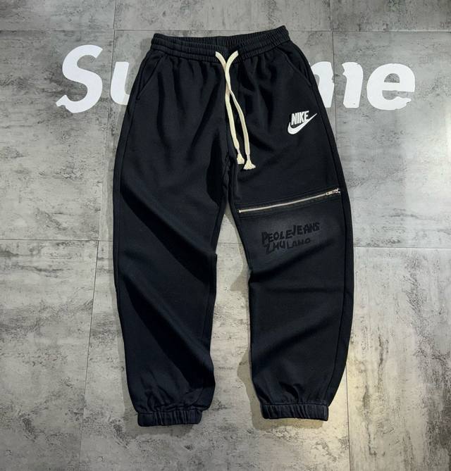 Nike秋拼接款情侣运动长裤 面料 透气 舒适 面料特性 版型立体 不松垮 原版比一比复刻版型 上身效果非常好 三标齐全 品质一流 情侣款