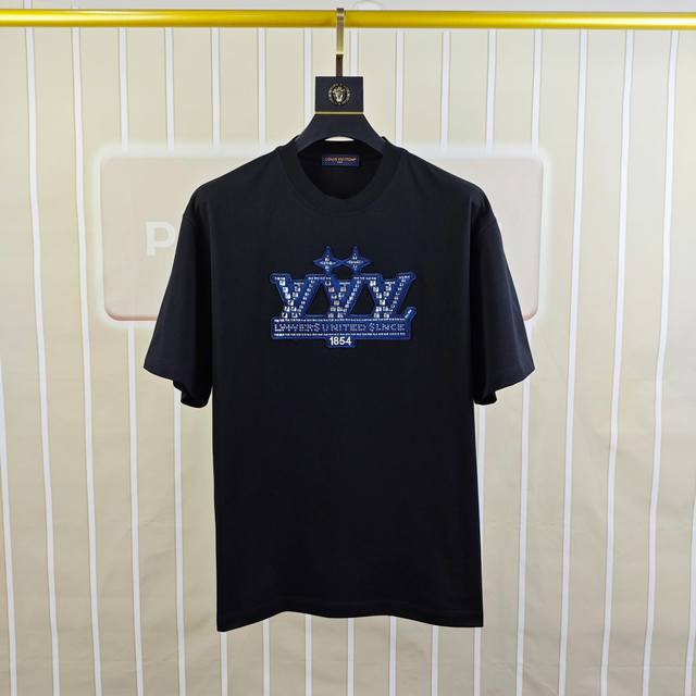 Lv 路易威登2025春夏新款原单男士圆领短袖速干T恤 专柜同步售卖 高端品质 高版本 Os版型阔版 爆款胸前绣花烫钻 背后印花Logo图案设计 定制进口双股1