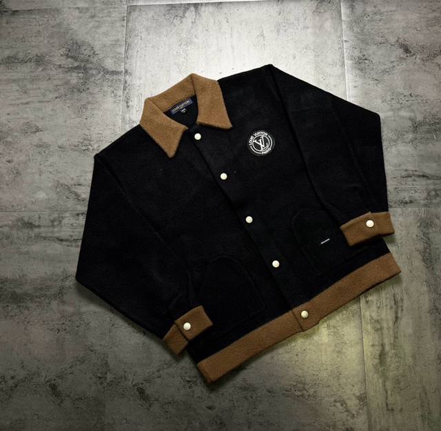 Lv联名限定情侣加厚针织毛衣外套 超高密度针织毛衣面料 保暖 弹力大 不起球 不缩水 定色定染哥特花纹图案设计 原版品质 万针刺绣Logo 工艺 激光切割技术