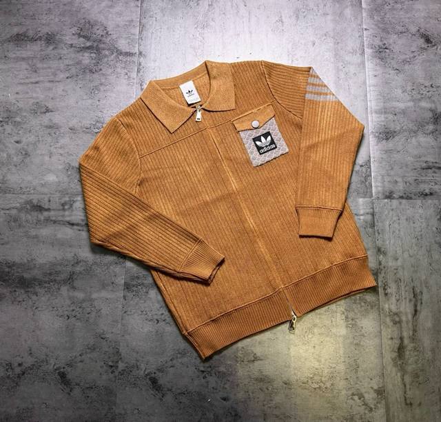 三叶草联名限定情侣加厚针织毛衣外套 超高密度针织毛衣面料 保暖 弹力大 不起球 不缩水 定色定染哥特花纹图案设计 原版品质 万针刺绣Logo 工艺 激光切割技术