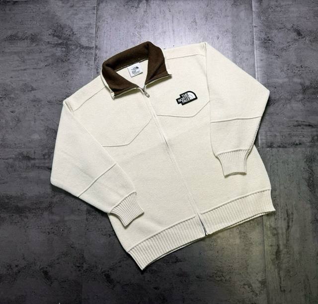 北面联名限定情侣加厚针织毛衣外套 撞色立领设计 超高密度针织毛衣面料 保暖 弹力大 万针刺绣Logo 工艺 激光切割技术 立体工整饱满圆润细腻 情侣款