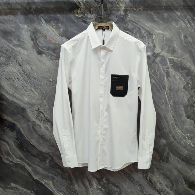 杜嘉班纳 Dg 2025Ss新款长袖 衬衫 衬衣，高端版本！专柜定制面料 透气舒适度高，细节无可挑剔，品牌元素设计理念，体现高品质。手感细腻柔软！呈现休闲裁剪，