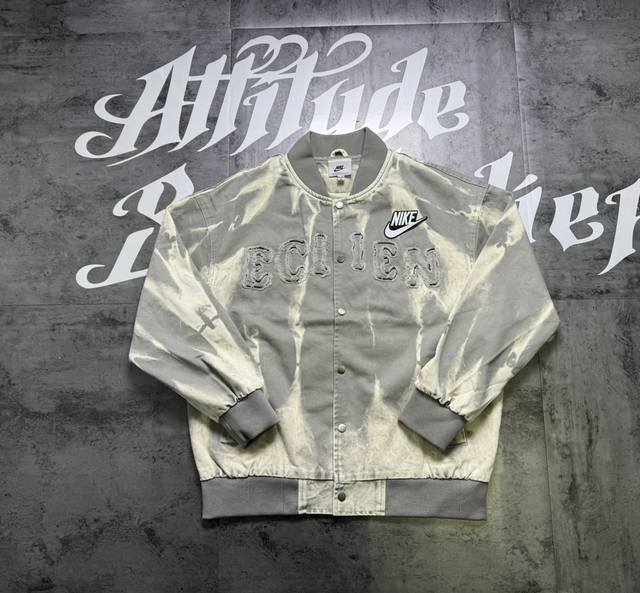 耐克Nike秋季新品重工水洗刺绣情侣复古牛津棉夹克 面料采用重磅纯棉牛津布制作 版型硬挺 复古 重工渐变水洗 原版定色定染 定色定染高密度弹力螺纹 不起球不褪色