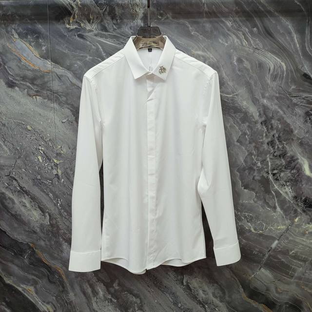 迪奥 Dior 2025Ss新款长袖 衬衫 衬衣，高端版本！专柜定制面料 透气舒适度高，细节无可挑剔，品牌元素设计理念，体现高品质。手感细腻柔软！呈现休闲裁剪，