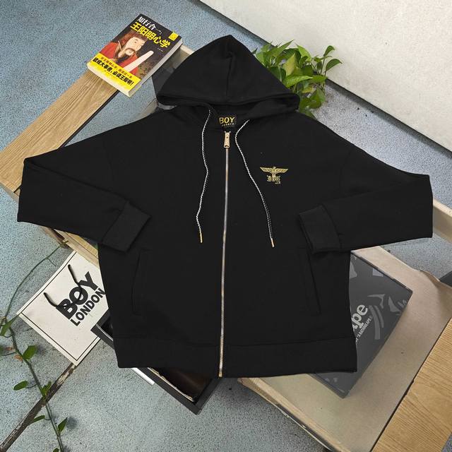 上新 款号：Ay665 2025秋冬新款Boy London重工刺绣烫金老鹰翅膀镶嵌金线图案Logo绣花休闲情侣牛奶丝连帽开衫卫衣，帽衫潮酷与舒适的双重暴击，胸