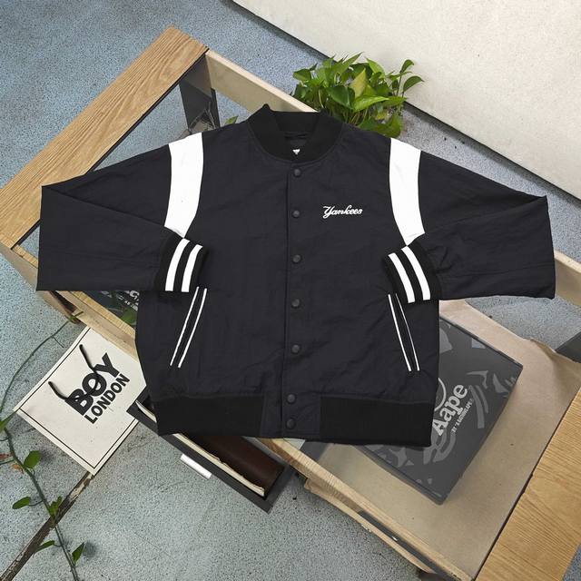 上新 款号：Cj252 2025秋冬新款Mlb洋基队Ny经典刺绣字母Logo图案绣花休闲情侣棒球服外套，经典主色调，搭配白色条纹装饰领口、袖口与下摆，简约又有层