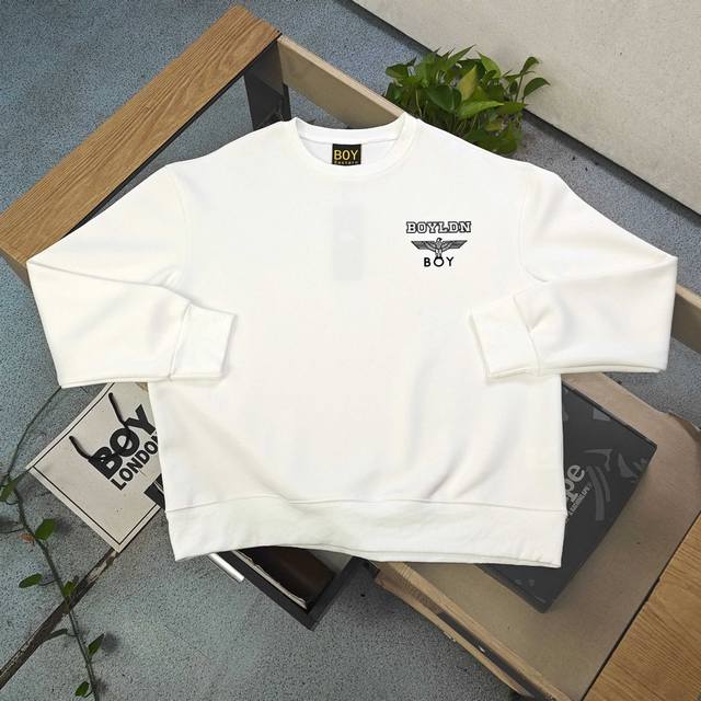 上新 款号：Ay667 2025秋冬新款Boy London植绒老鹰翅膀图案Logo休闲情侣牛奶丝圆领卫衣，潮酷与舒适的双重暴击，胸前经典飞鹰与哥特风“Boy”